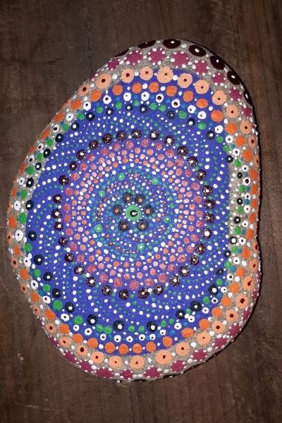 Creations mandalas peints sur galet bleu rose