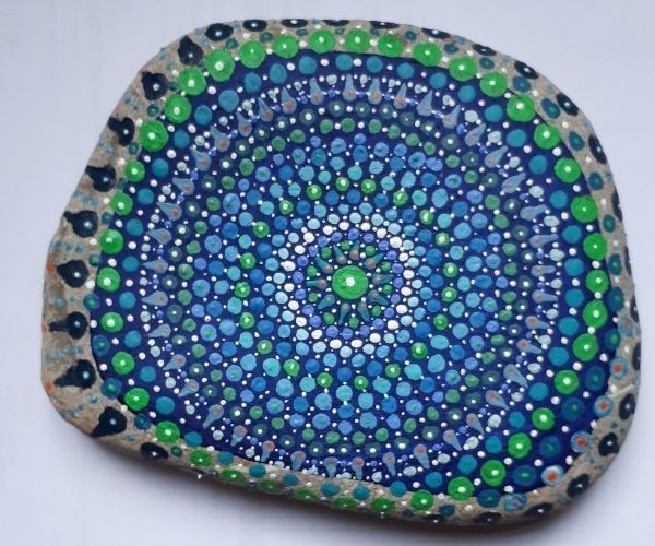 Creations mandalas peints sur galet bleu vert