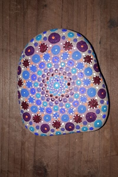 Creations mandalas peints sur galet bleu violet