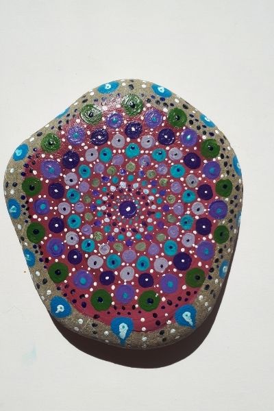 Creations mandalas peints sur galet rose bleu