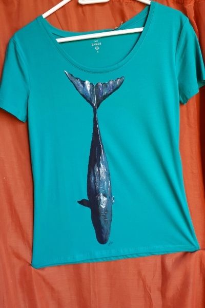 Creatoins t shirt peints a la main baleine bleue plonge